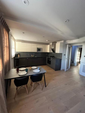 Modern two bed flat in Notting Hill